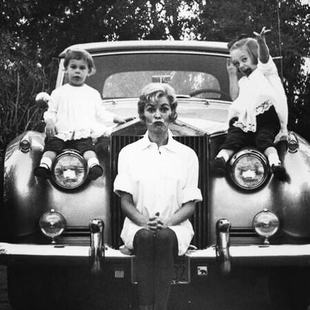 Adorable cette photo de Jamie Lee Curtis, sa soeur Kelly, et leur mère, l'actrice Janet Leigh