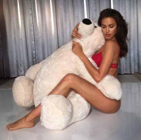 Irina Shayk a fait un gros câlin à un ourson sur un shooting. 
