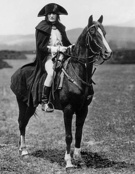 Parmi les nombreux films, celui d'Abel Gance, "Napoleon Bonaparte" en 1927, avec Albert Dieudonne dans le rôle