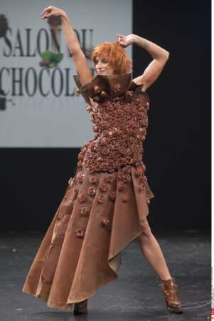 La belle Fauve Hautot dans une robe pas forcément pratique pour la danse (Salon du Chocolat 2015)
