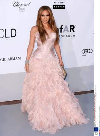 Au gala de l'AMFAR de2010, Jennifer Lopez nous fait penser à un oiseau avec sa robe en plumes roses.