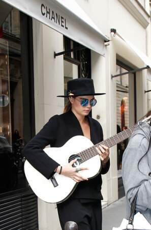 Sympa, Cara Delevingne jouait de la guitare à la sortie du défilé Chanel
