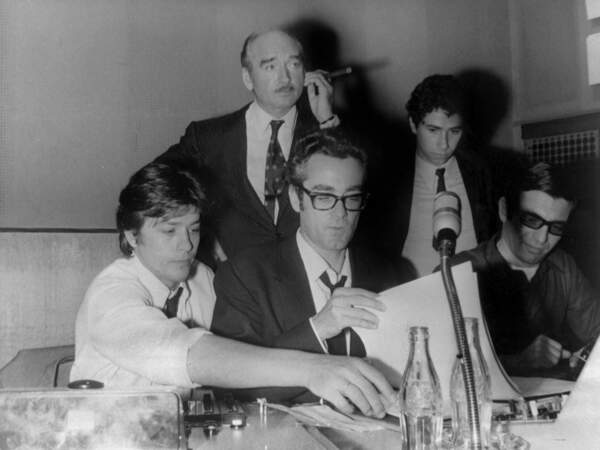 Alain Delon enregistrant une de ses chansons en compagnie de Michel Legrand et Eddie Barclay le 8 juillet 1968 