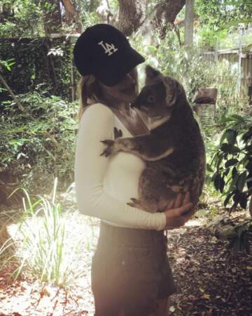 Un peu de douceur pour se dire adieu avec Lucy Hale et ce koala. 