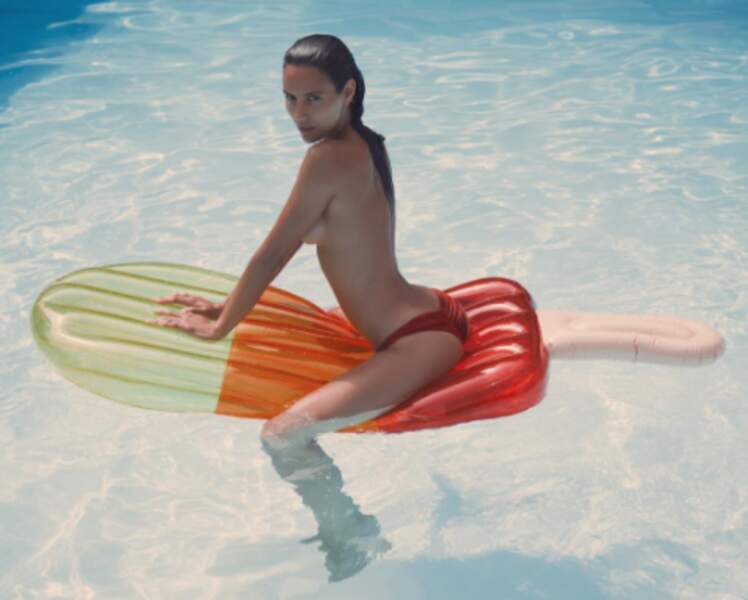 Sexy : la top-model Elisa Meliani a posé topless à la piscine. 