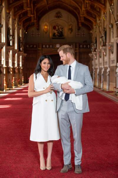 Meghan Markle et le prince Harry présentent leur fils lors d'un photo-call au château de Windsor