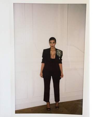 Pendant ce temps, Fashion Week oblige, Kim Kardashian, très décolletée, était à Paris