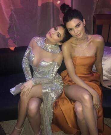 Vous préférez sa robe ou celle de Kylie Jenner, 100% argentée ? 