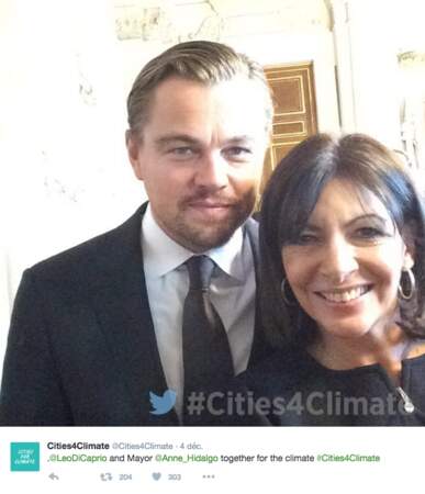 Anne Hidalgo, maire de Paris, n'a pas manqué l'occasion de faire son petit selfie avec l'acteur