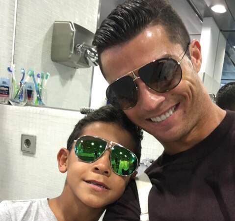 Tel père, tel fils chez les Ronaldo et de jolies lunettes de soleil. 