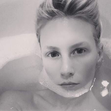 January Jones a fait un selfie dans son bain. 