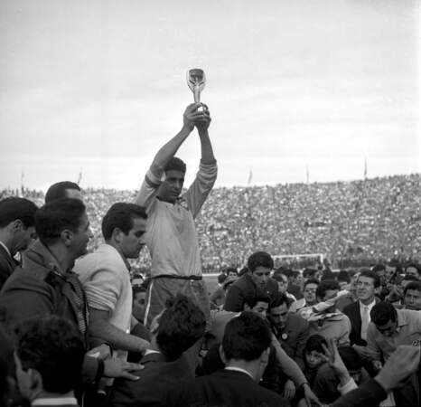1962 - Mauro Ramos capitaine du Brésil vainqueur face à Tchécoslovaquie en finale