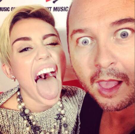 Qui a la plus grande... langue ? Miley Cyrus ou Cauet ? 