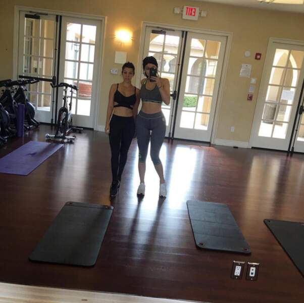 Sport au sol pour Kourtney Kardashian et sa soeur Kylie Jenner.