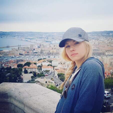 Katheryn Winnick de la série Vikings était à Marseille. Bientôt un cross-over avec Plus belle la vie ? 