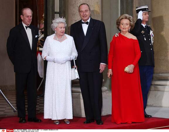 En 2004, le couple royal prend la pose sur le perron de l'Élysée avec les Chirac