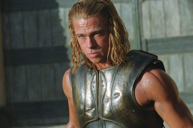 Brad Pitt, cheveux longs, regard perçant et bras musclés : irrésistible dans Troie (2004)