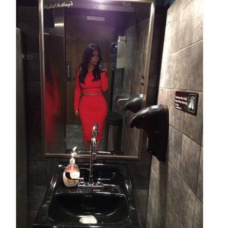 Au même moment, son idole américaine Kim Kardashian prenait, elle, un selfie dans les toilettes #classe
