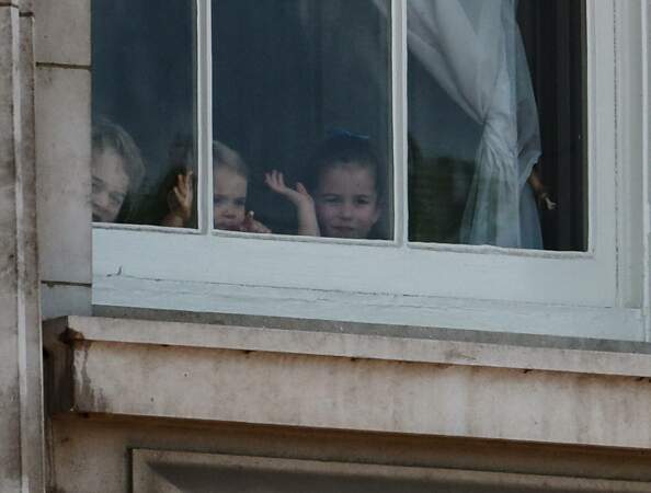 Même derrière la fenêtre du palais, ces trois-là faisaient craquer les sujets de sa majesté