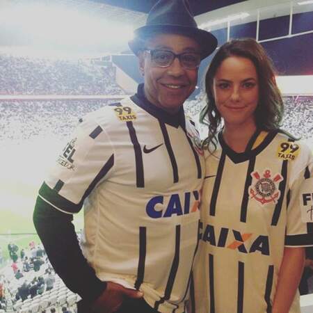 Elle pose aussi avec le maillot des Corinthians (une équipe brésilienne)