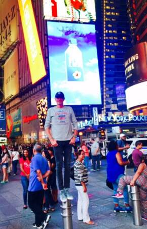 Denis Brogniart a gagné à l'épreuve des poteaux de Koh Lanta - Times Square. 