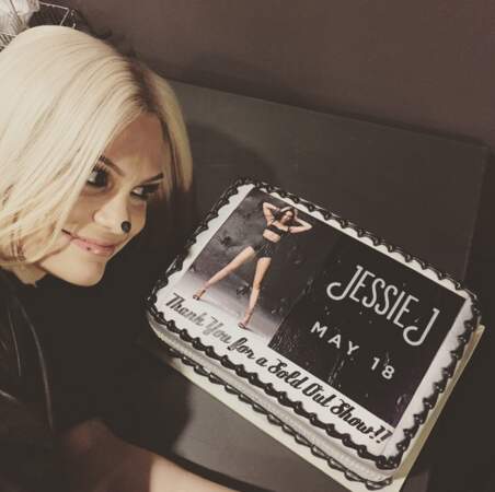 Mais à l'autre bout du monde, Jessie J festoyait elle aussi, avec un gâteau à son effigie !