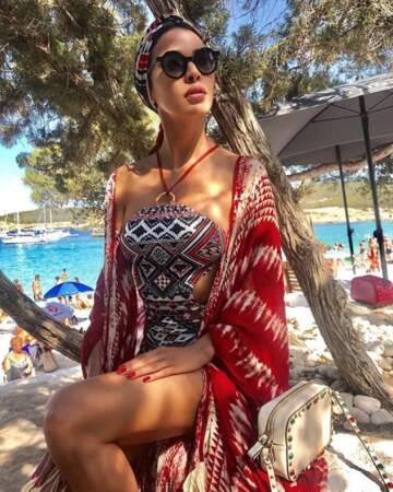 A Ibiza, Leila Ben Khalifa a assorti toute sa tenue à son maillot de bain. 