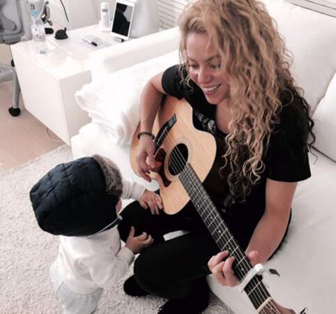 Et Sasha Piqué est déjà accro à la musique ! En même temps, sa mère, c'est Shakira. 