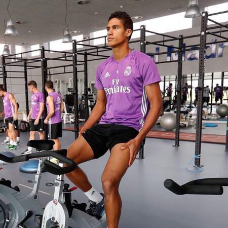 Les entraînements continuent pour les joueurs du Real Madrid. Raphaël Varane au vélo ! 