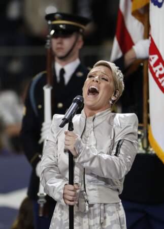C'est Pink qui a ouvert le bal en chantant The Star-Spangled Banner, l'hymne américain