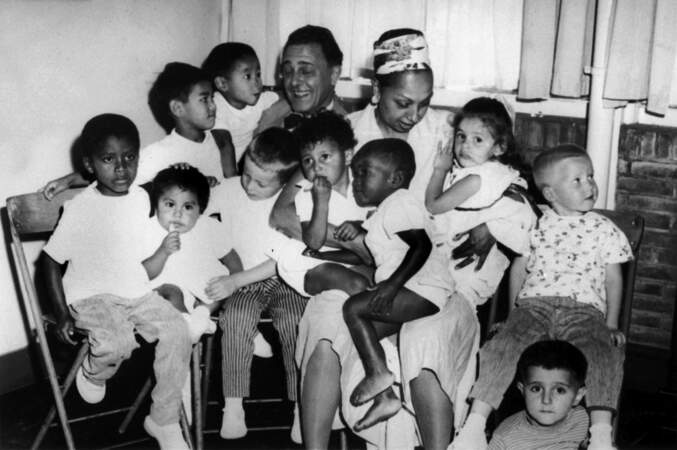 Joséphine Baker et ses douze enfants venant de différents pays