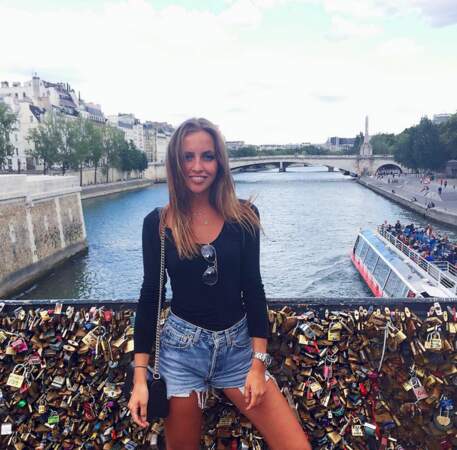 A Paris sur le Pont des Arts… mais où est donc son amoureux ?