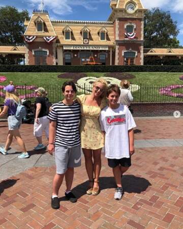 Tout aussi mignon : Britney Spears et ses fils, Jayden et Sean, à Disneyland. 