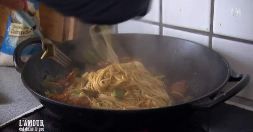 Au menu : wok. Miam, on a faim 