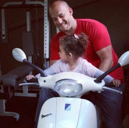 Vin Diesel initie sa fille aux joies du scooter. Il est où le casque, il est où ?