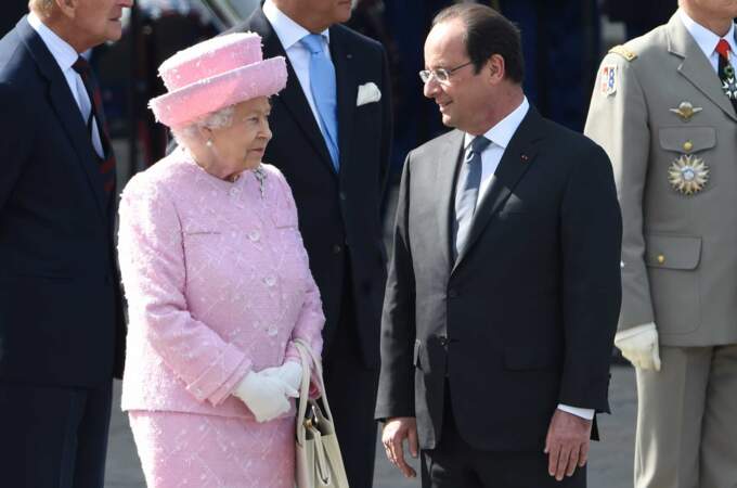 La reine Elisabeth II en rose bonbon et François Hollande célèbrent le 70e anniversaire du Débarquement