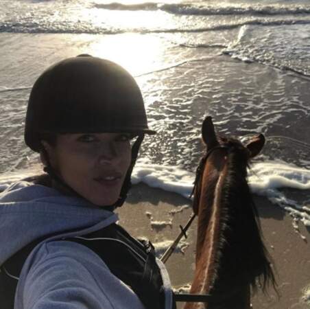 Noémie Lenoir a fait du cheval sur la plage. 