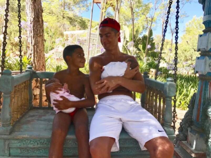 Trop cute : Cristiano Ronaldo et son fils Cristiano Ronaldo Jr sont complètement gagas des 2 recrues de la fratrie.