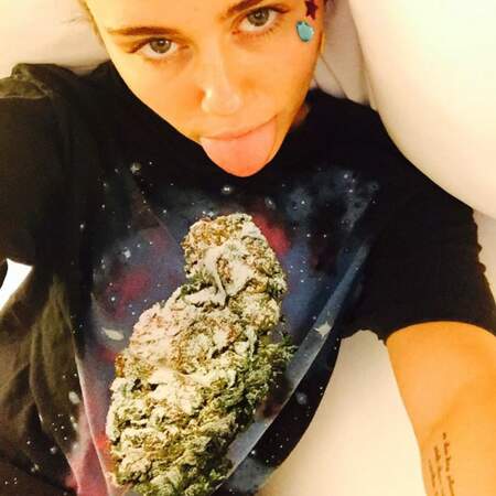 Miley Cyrus a aussi du mal à sortir de son lit. On se demande encore ce que représente son t-shirt. 