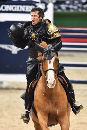 Tandis que l'acteur Guillaume Canet se la jouait gladiateur aux Gucci Paris Masters de 2014. 