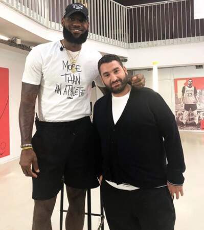 Un peu de douceur : LeBron James avec Mouloud Achour 