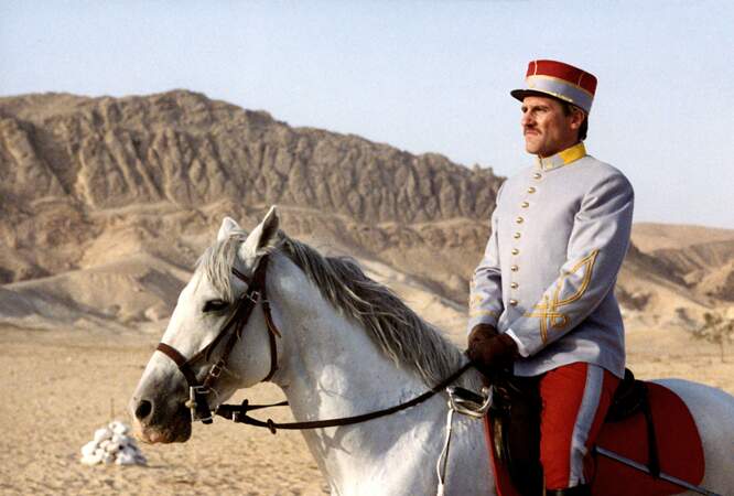 Le Lieutenant Charles Saganne (Gérard Depardieu) et son fier destrier dans Fort Saganne (1984)