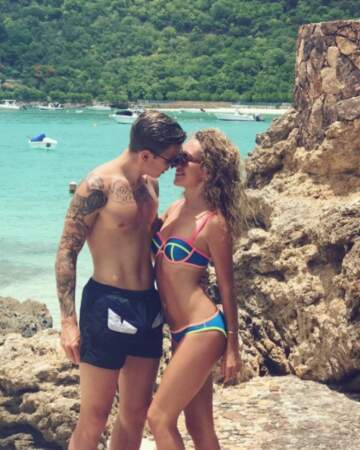 Les deux amoureux de 24 ans s'embrassent à la plage...