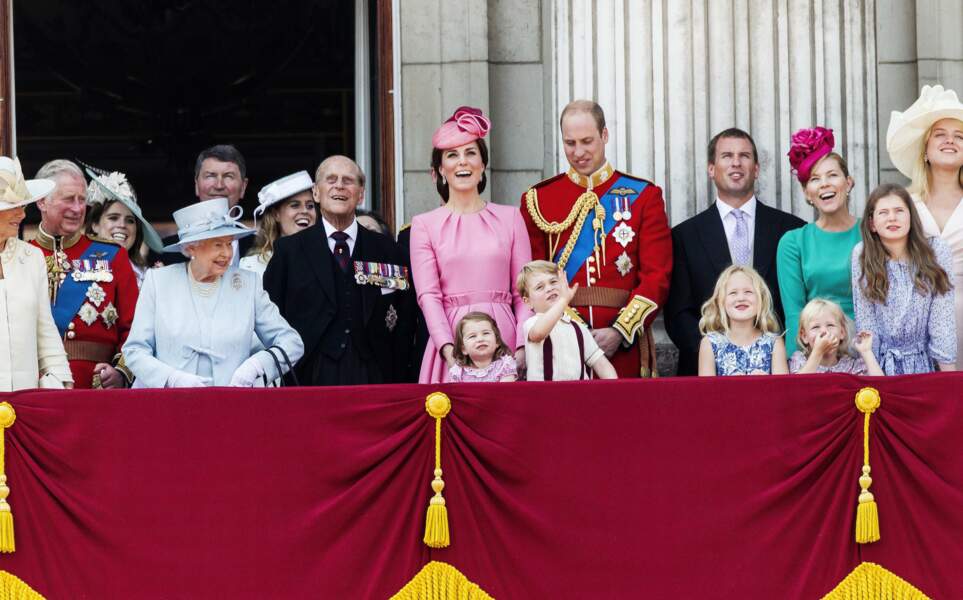 La reine Elizabeth II se fait voler la vedette par les royal babies et ça l'amuse !