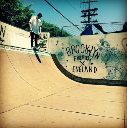 Comme tous les ados, Brooklyn est aussi fan de skate