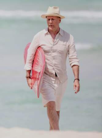 Pour être sûr de ne pas être mouillé Bruce Willis, lui, préfère garder ses vêtements et rester sur la plage...