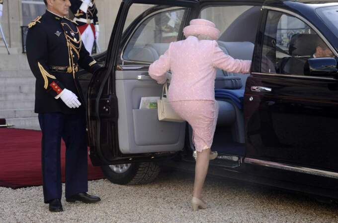 En voiture : la reine se rend aux commémorations du Débarquement