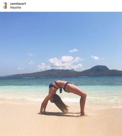 A Mayotte, Camille Cerf fait sa séance de yoga sur les plages de sable fin 