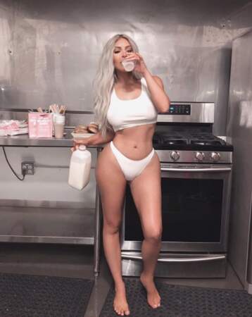 Kim Kardashian était très peu vêtue pour boire du lait. 