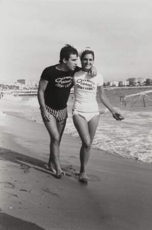 En 1964, Dalida et Claude Nougaro, stars de la chanson française, trouvent le temps d'aller à la plage. 